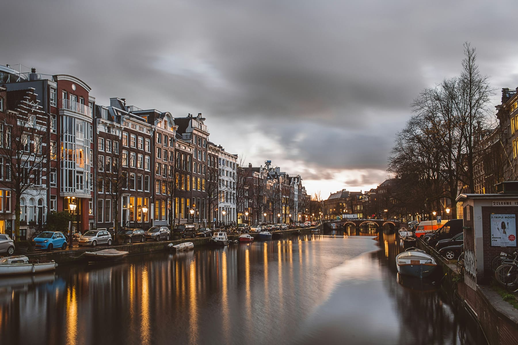 Amsterdamse gracht in de avondschemering